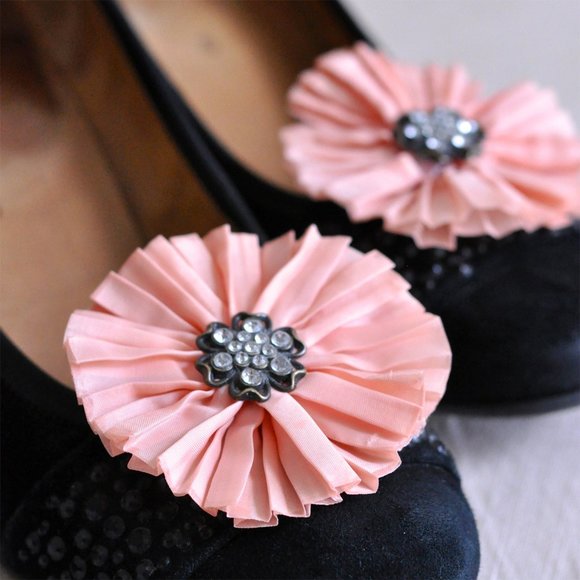 Peach Pink Flower Shoe Clips - Picture 1 of 8